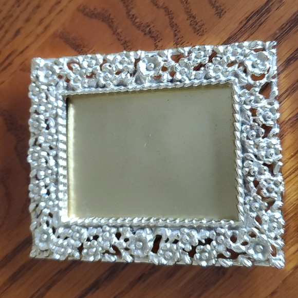VINTAGE Filigree Frame, 3x4, Gold, Stand,EUC - Picture 9 of 9